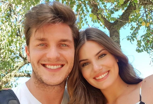 Camila Queiroz dá detalhes do pedido de casamento de Klebber Toledo