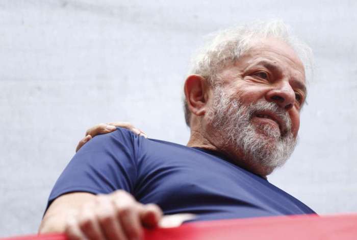 Defesa de Lula vai ao TSE por entrevistas e cobertura na TV