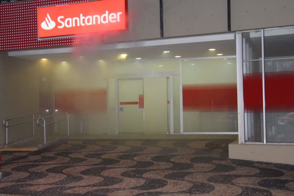 Agência do Santander é tomada por fumaça na Sampaio Vidal