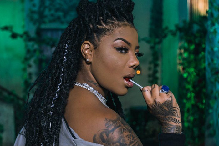 Ludmilla choca web com foto só de calcinha