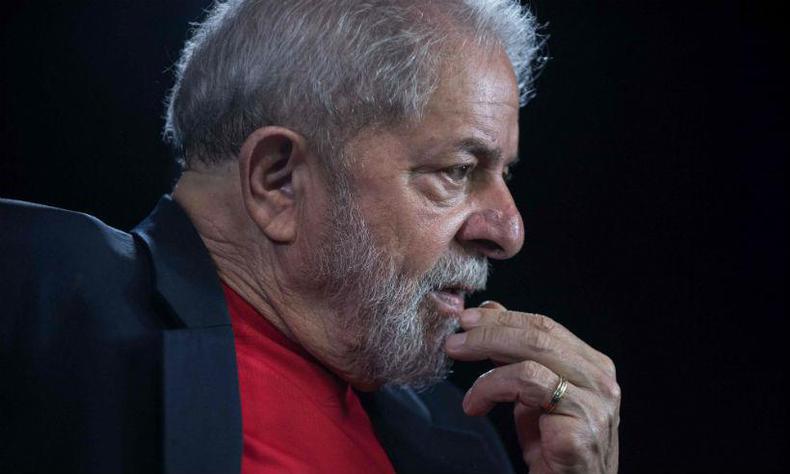 Defesa de Lula entrega certidão criminal no TSE