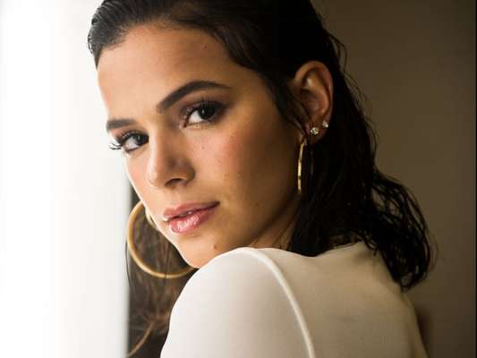 Na Grécia, Bruna Marquezine mostra bronzeado e é elogiada