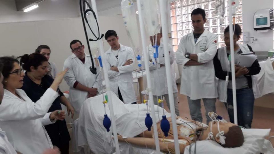 Alunos da pós em enfermagem da Unimar participam de aula prática