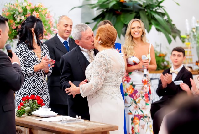 Silvio Santos reencontra casal formado em seu programa há 50 anos