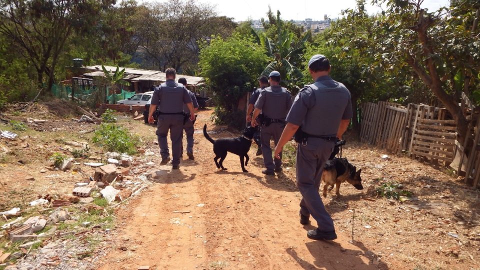 Operação da PM detém dupla acusada de tráfico na favela do Azaleia
