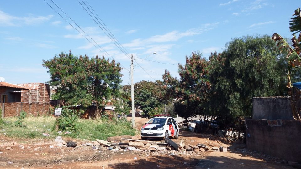 Criminosos fazem barricadas para tentar combater operações da PM