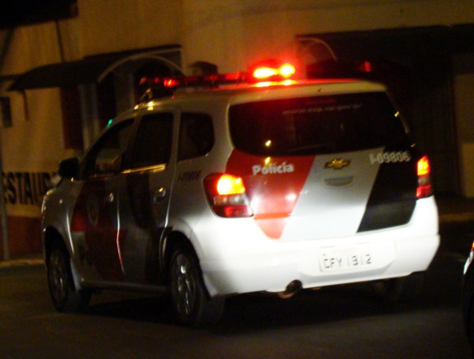 Criminoso invade carro estacionado em frente da Igreja Batista