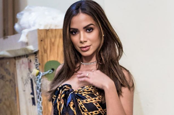 Com hérnia de disco, Anitta faz show acompanhada de fisioterapeuta