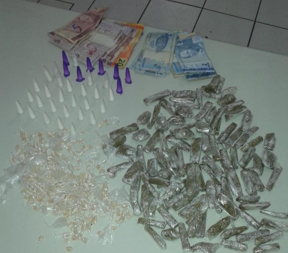 Dupla é detida com mais de 350 porções de drogas na Vila Barros