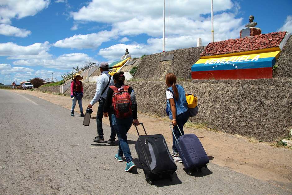 Fronteira do Brasil com Venezuela reabre, mas crise humanitária persiste