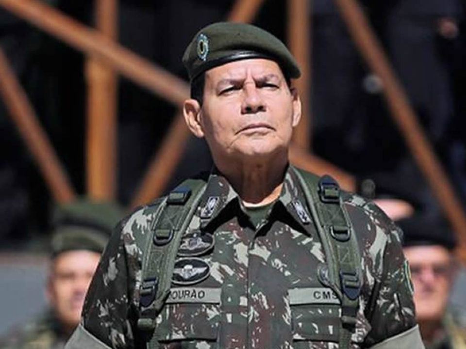 Escolhido como vice de Bolsonaro, general Mourão diz estar ‘honrado’