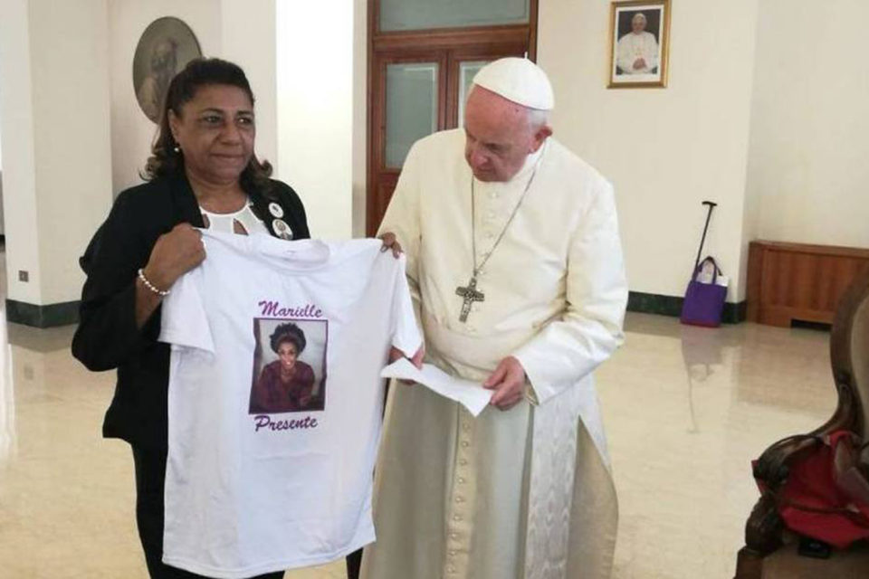 Papa recebe mãe de Marielle Franco