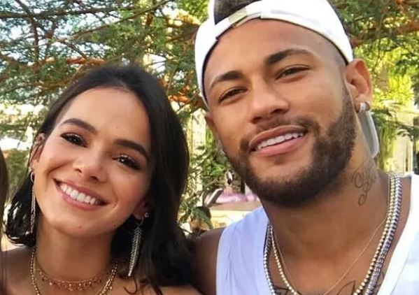 Neymar reclama de esperar Bruna Marquezine fazer compras em Paris