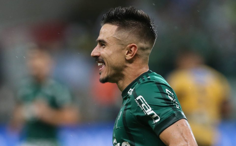 Willian renova contrato com o Palmeiras até 2021