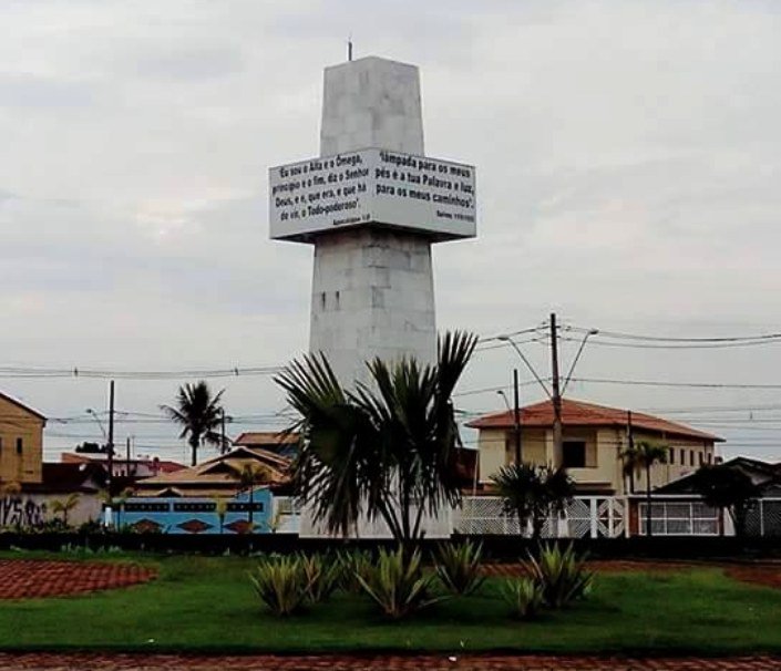 Justiça manda prefeitura retirar frases bíblicas de praça em Praia Grande