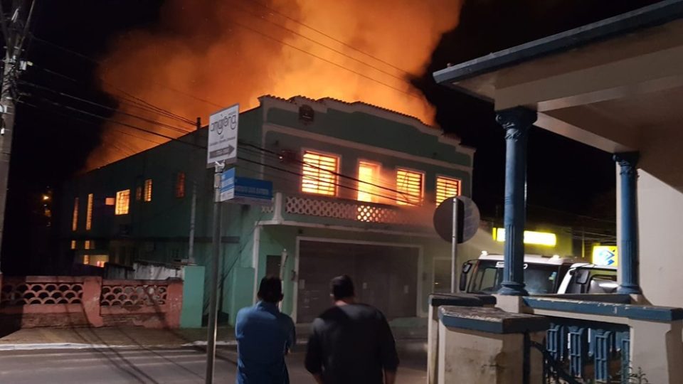 Incêndio destrói sede de prefeitura no interior de SP