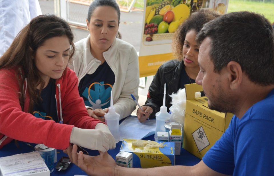 ‘Pit Stop’ conscientiza e realiza exames em usuários na BR-153