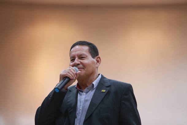 Vice de Bolsonaro diz que 13º salário é ‘jabuticaba brasileira’