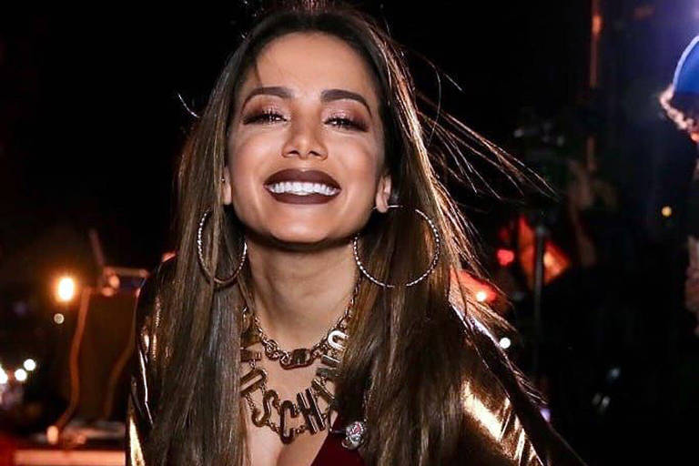 Recém-separada, Anitta ganha beijo no palco do Prêmio Multishow