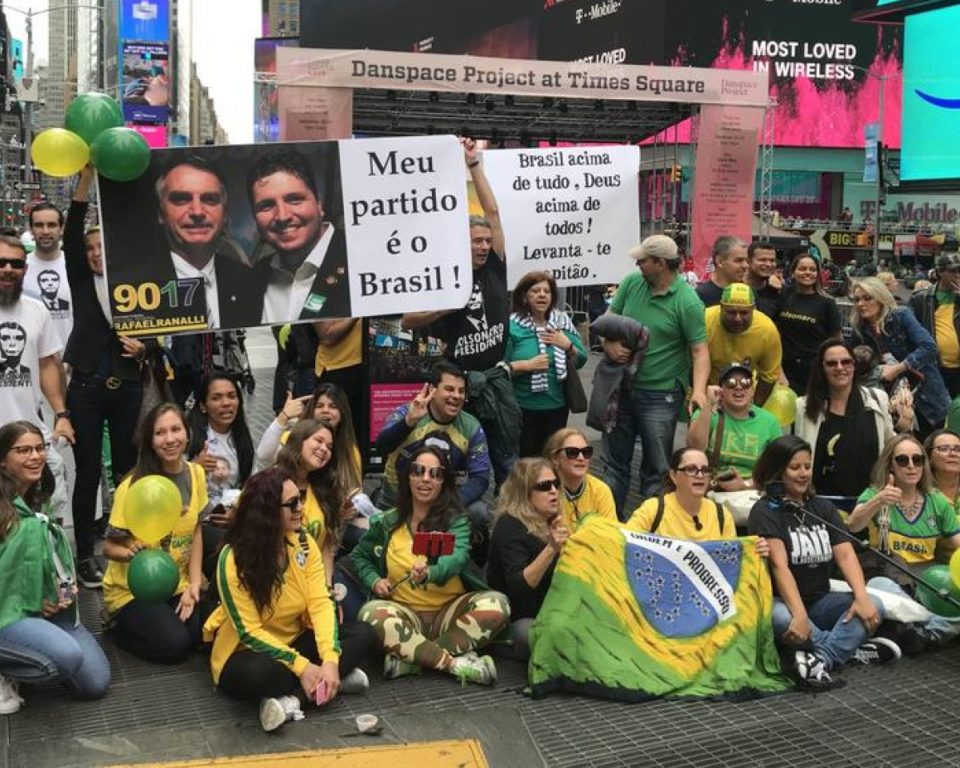 Manifestantes fazem ato pró-Bolsonaro em NY