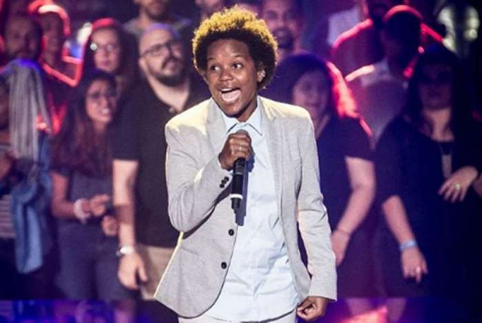 Semifinalista do ‘The Voice’ canta ‘O Sapo Não Lava O Pé’ e recebe críticas