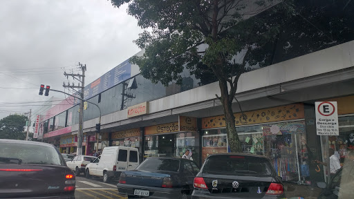 Câmeras filmam autor de furto em centro comercial de Marília