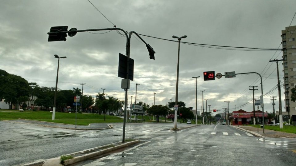 Frente fria traz chuva e derruba temperatura em Marília