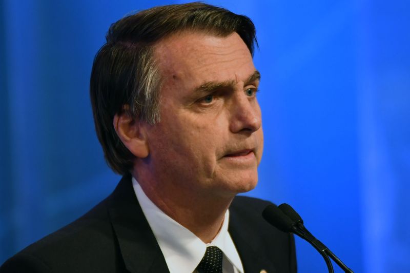 Bolsonaro entra com ação no TSE contra propagandas do PT com Lula