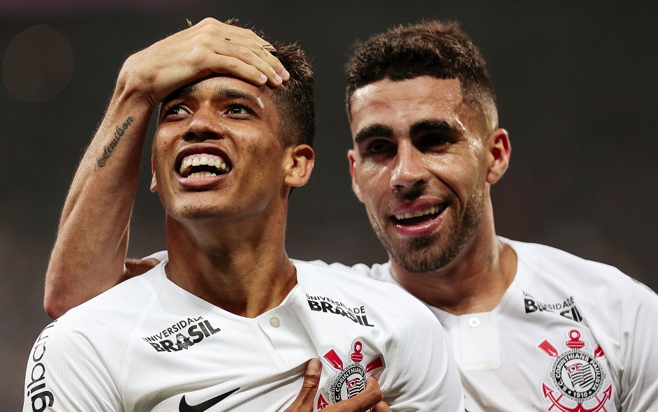 Corinthians bate Flamengo e avança à final da Copa do Brasil