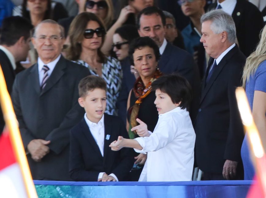 Filho de Temer imita arma com as mãos durante desfile