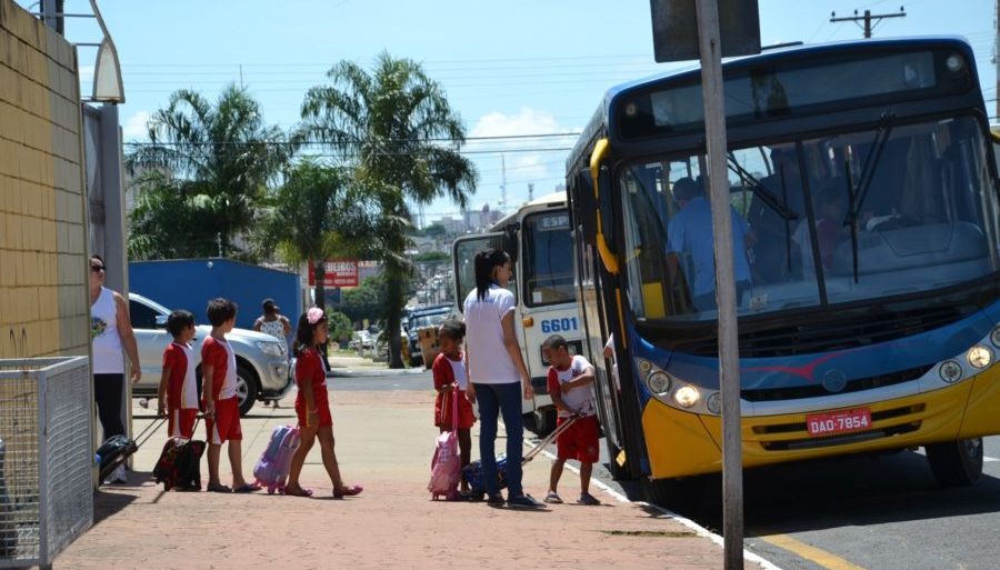 Prefeitura conclui licitação de uniformes escolares com atraso