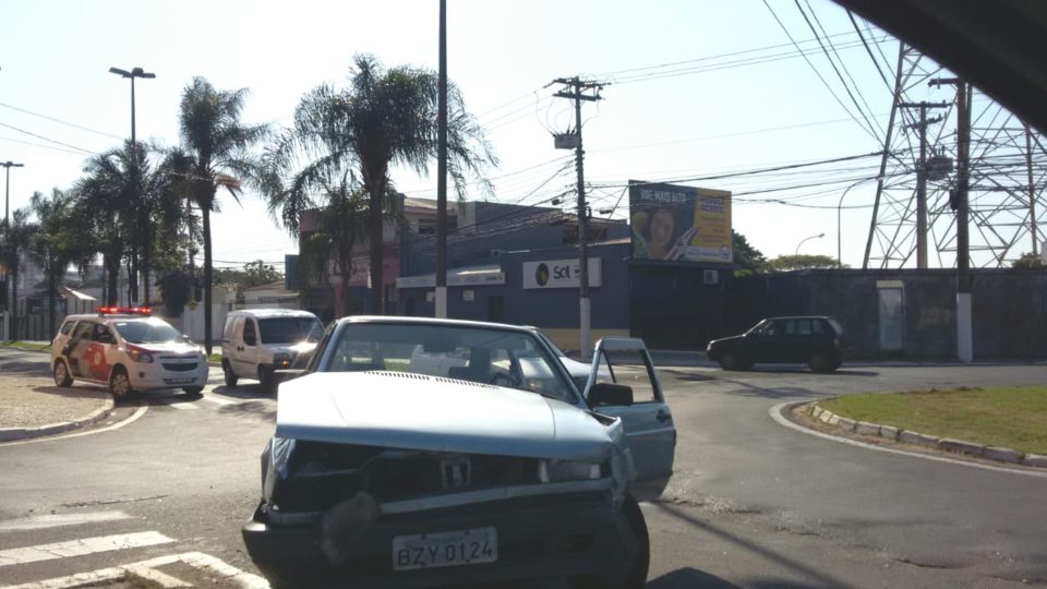 Colisão em rotatória prejudica trânsito na zona Oeste