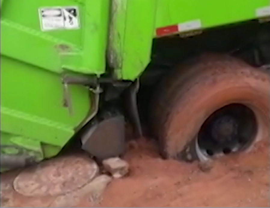 Vídeo com caminhão de lixo atolado em buraco viraliza