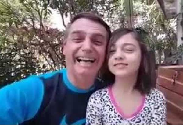 Para rebater críticas, campanha usa Bolsonaro com filha