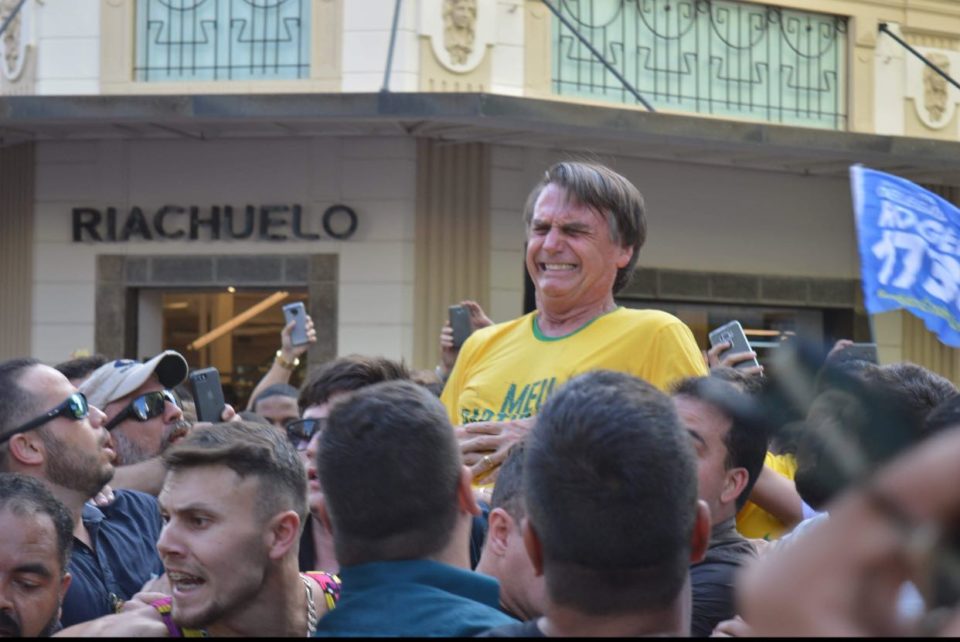 Filho de Bolsonaro diz que agressor queria matá-lo