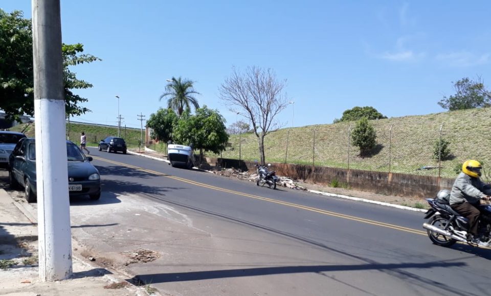 Carro capota com mãe e duas filhas na zona Norte