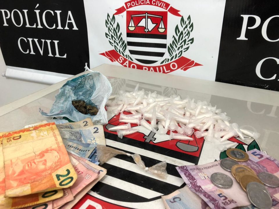 Ajudante de pedreiro é preso com mais de 100 pinos com cocaína