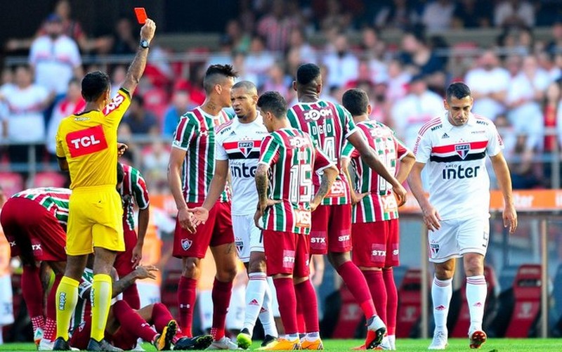 Após expulsão e gol contra, São Paulo empata com o Fluminense