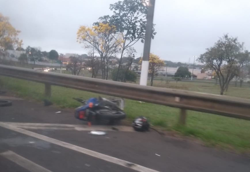 Motociclista que bateu em caminhonete na SP-294 morre no HC