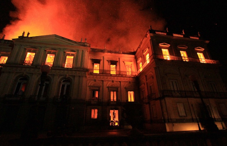 Incêndio de grandes proporções atinge Museu Nacional, no Rio