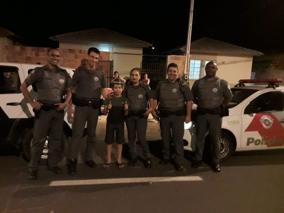 Jovem de 9 anos recebe visita e ganha presente da PM em Marília