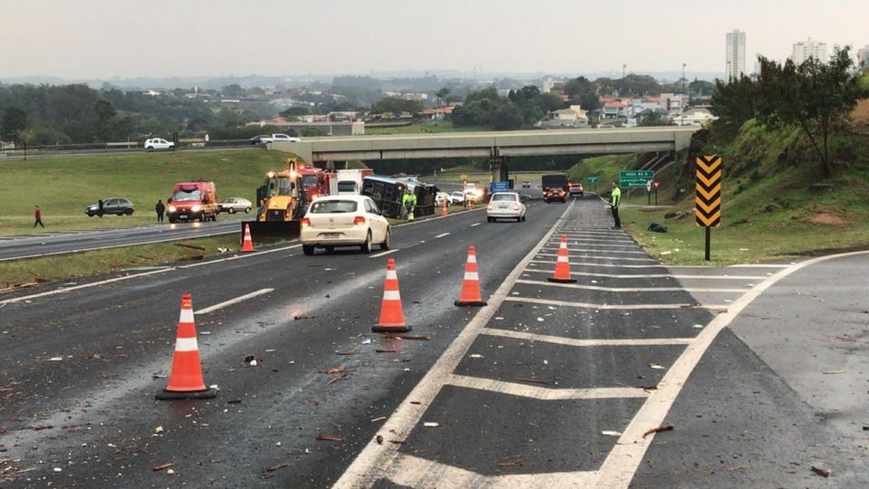 Ônibus colide com caminhão e deixa 15 feridos no interior de SP