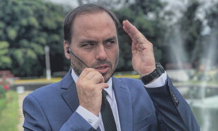 Filho de Bolsonaro é acionado por Comissão de Ética