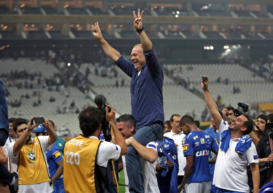 Mano Menezes vira o primeiro bicampeão consecutivo da Copa do Brasil
