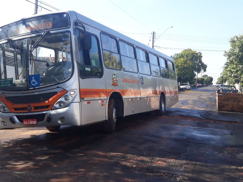 Ônibus da Grande Marília cai em cratera na zona Oeste