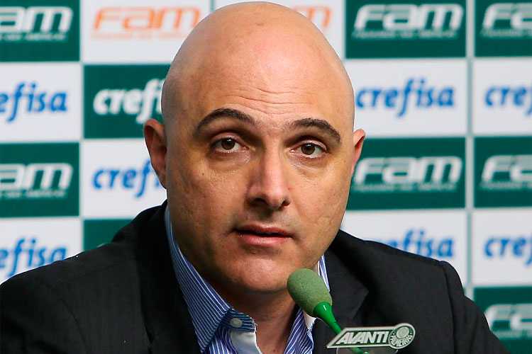 Presidente do Palmeiras vai à sede da CBF e pede uso do VAR