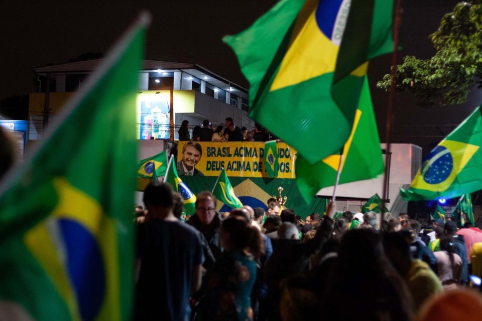 Apoiadores de Bolsonaro fazem atos em frente à PF, onde Lula está preso