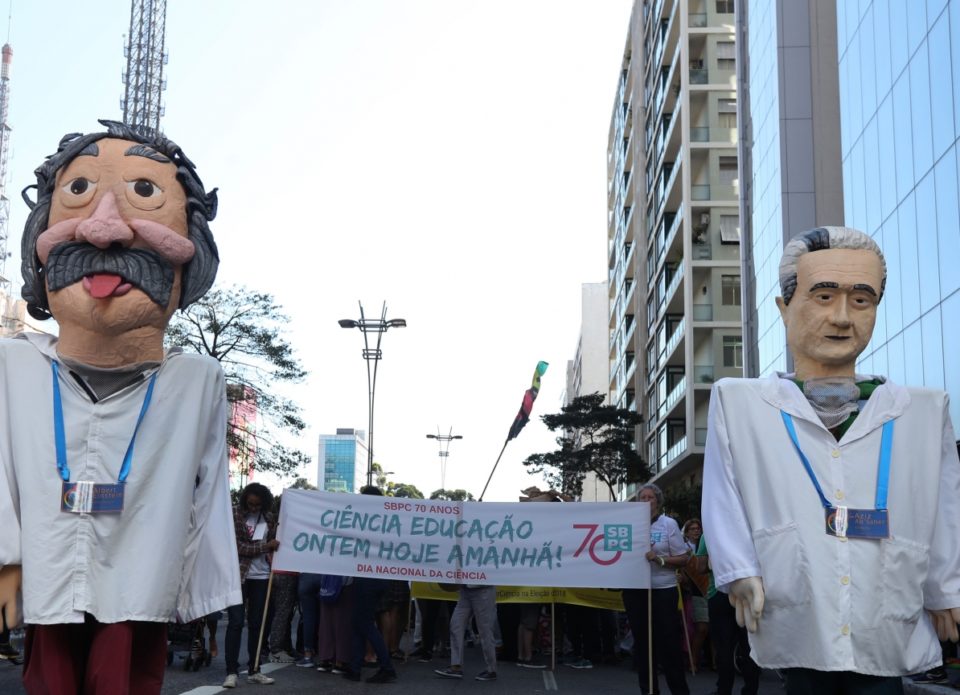 Cientistas lançam manifesto em defesa da democracia