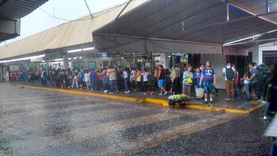 Longas filas para pegar ônibus em Marília irritam população