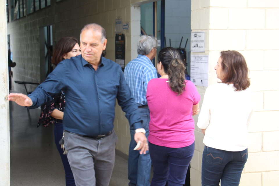 Wilson Damasceno vota em seção eleitoral na zona Leste